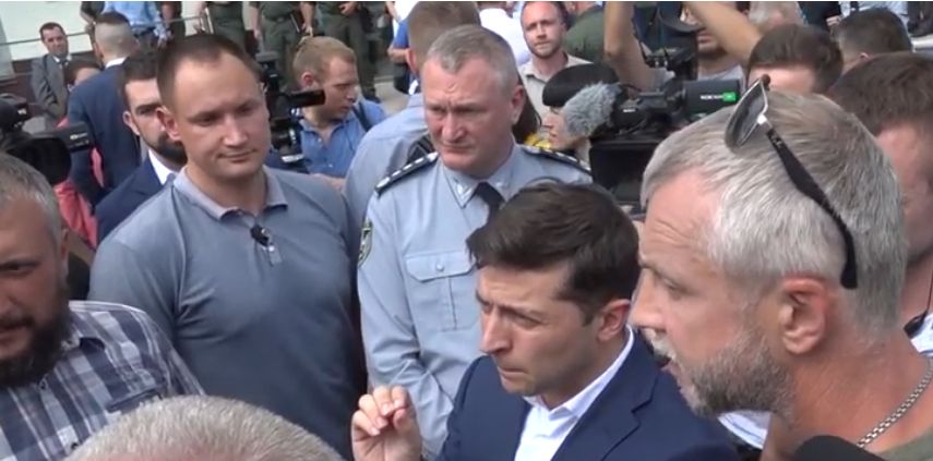 Зеленський зустрівся із «євробляхерами» на закарпатській митниці