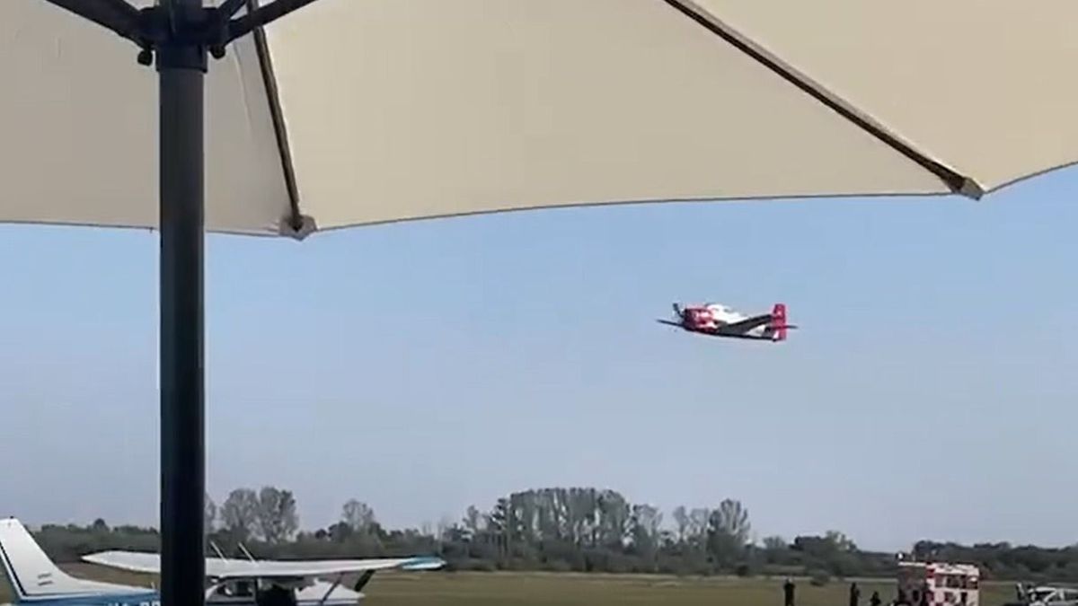 В результате катастрофы спортивного самолета во время авиашоу в Венгрии погибли два человека